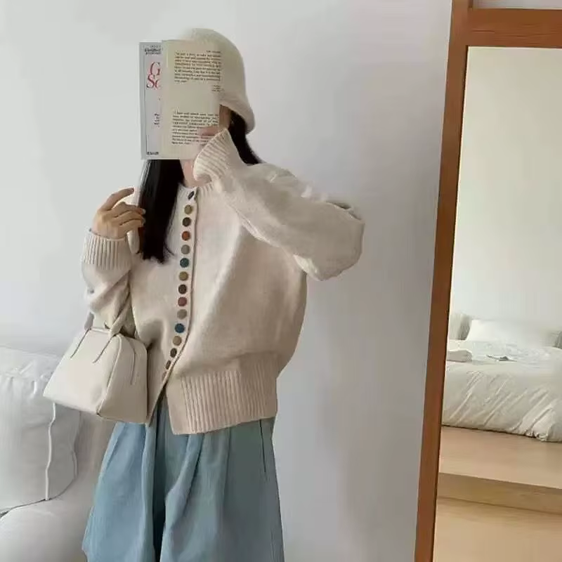 Cardigan tricoté à manches longues pour femmes dans un style coloré à bouton unique