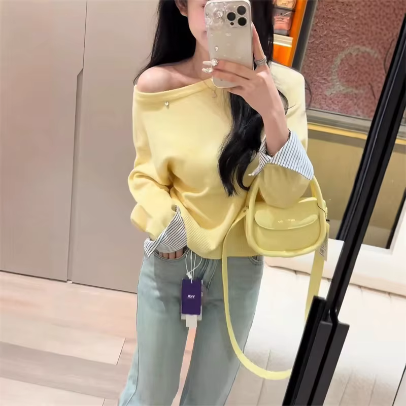 Pull en tricot épissé avec poignets rayés et épaules inclinées pour femmes