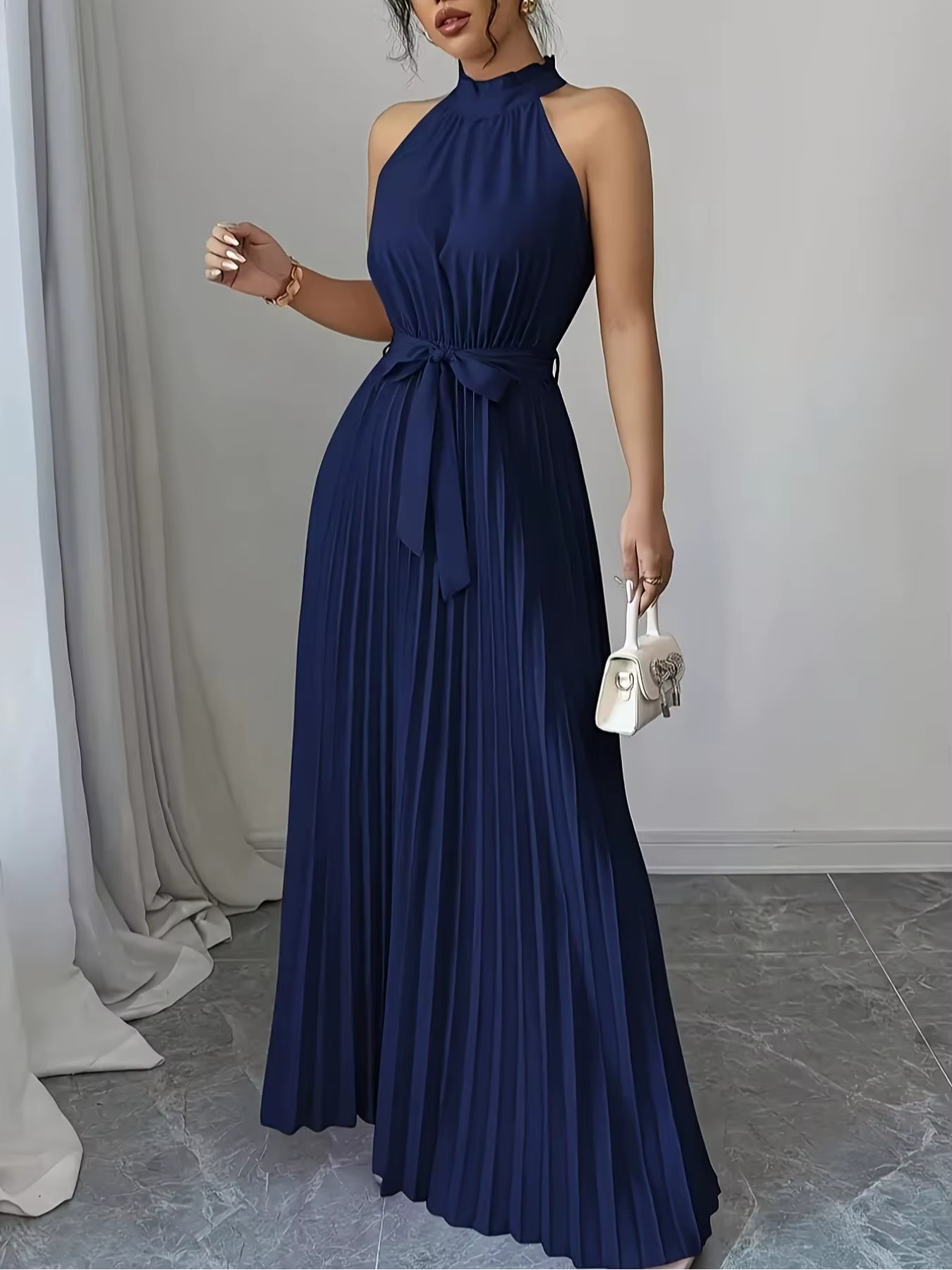 Robe élégante à col halter et épaules dénudées pour femme, mode estivale, longue et ample, effet froissé, avec ceinture à nouer à la taille