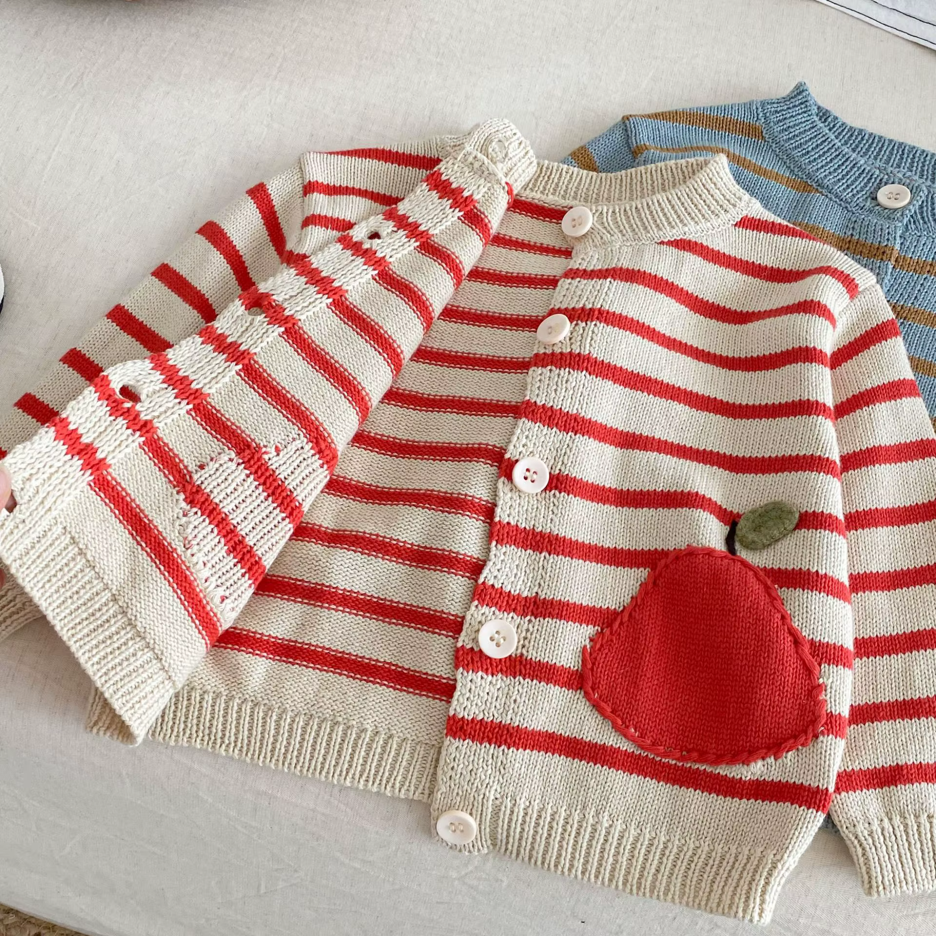 Enfants tricoté Cardigan 2025 automne coréen mignon filles rayé chandails manteau bébé garçons tricots de style décontracté pull Cardigans