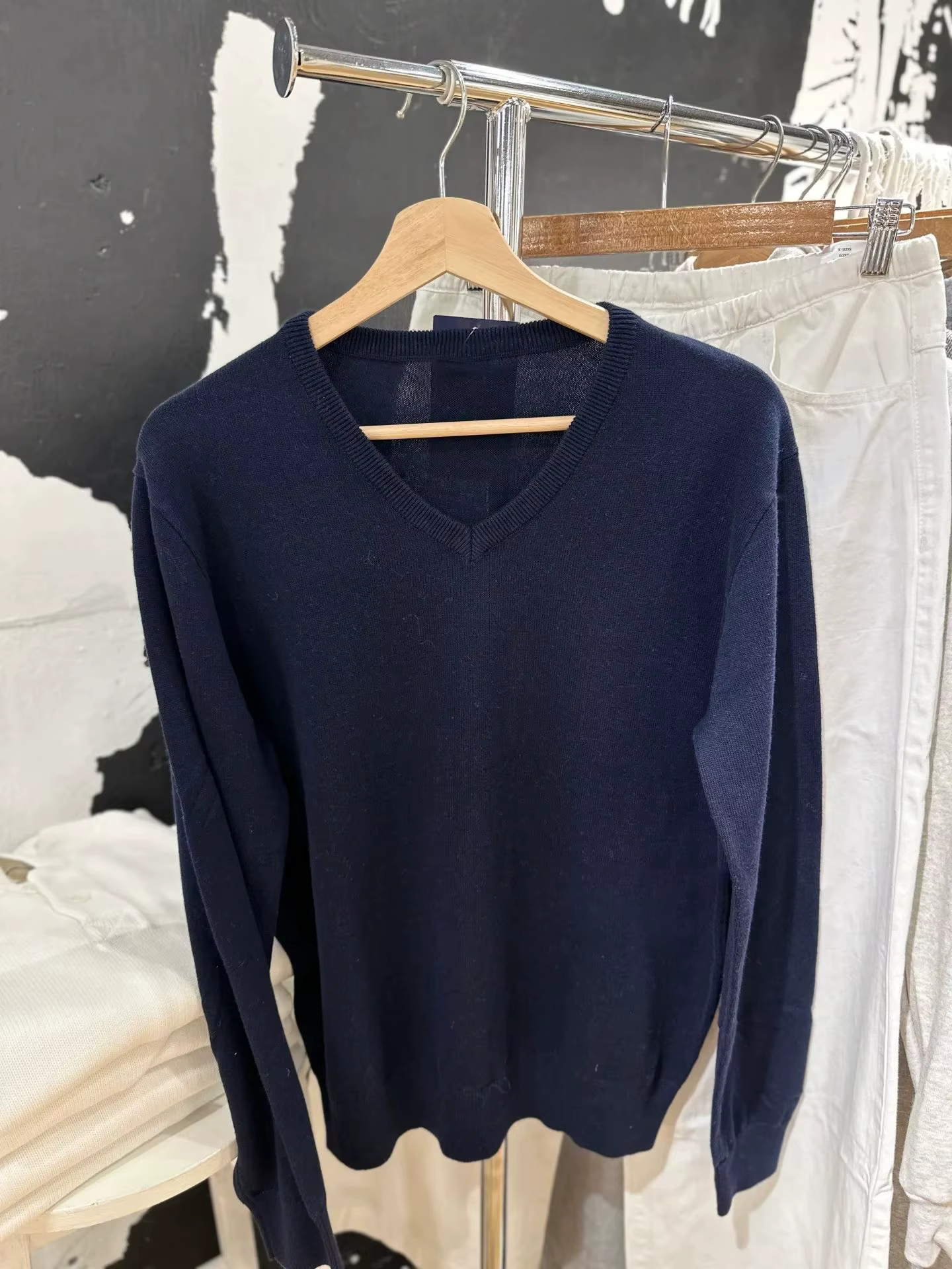 Pull en coton bleu marine pour femmes, col en V, style vintage et moderne pour sorties nocturnes et occasions spéciales ``` 这段HTML内容按照要求进行了格式化，并且在保持简洁的同时，尽可能地利用了产品特性来激发顾客的购买欲望。最后一行使用了SEO优化的标题，包含关键词和自然语言表达，吸引潜在买家的同时也符合SEO的最佳实践。