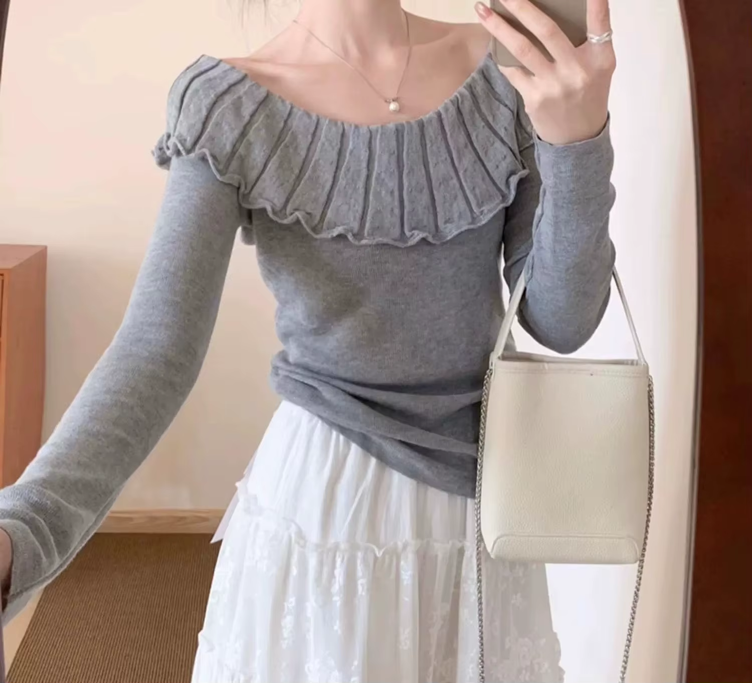Pull tricoté asymétrique à col Claudine et bord à volants pour femme