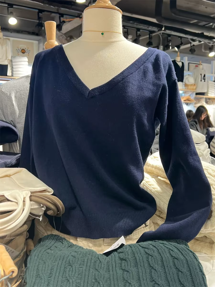 Pull vintage bleu marine à col en V pour femme