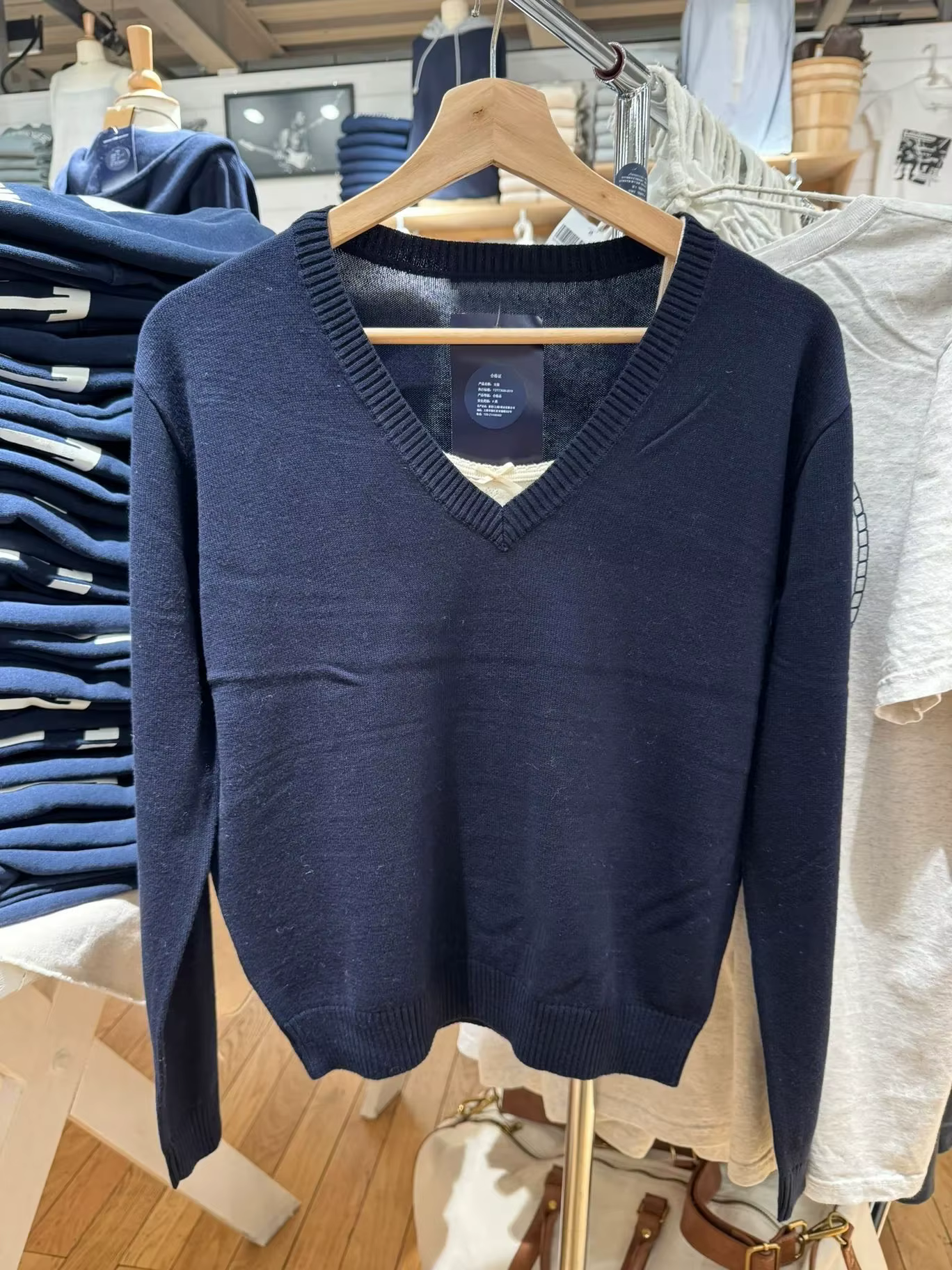 Pull en coton bleu marine pour femmes, col en V, style vintage et moderne pour sorties nocturnes et occasions spéciales ``` 这段HTML内容按照要求进行了格式化，并且在保持简洁的同时，尽可能地利用了产品特性来激发顾客的购买欲望。最后一行使用了SEO优化的标题，包含关键词和自然语言表达，吸引潜在买家的同时也符合SEO的最佳实践。