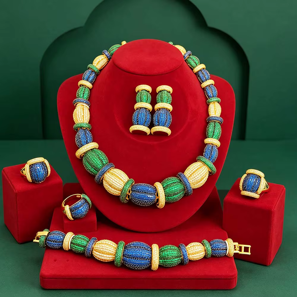 Ensemble de bijoux en maille dorée brillante de haute qualité, nouvelle mode, exquis – Collier ras du cou, boucles d'oreilles, bracelet et bague avec accents en cristal