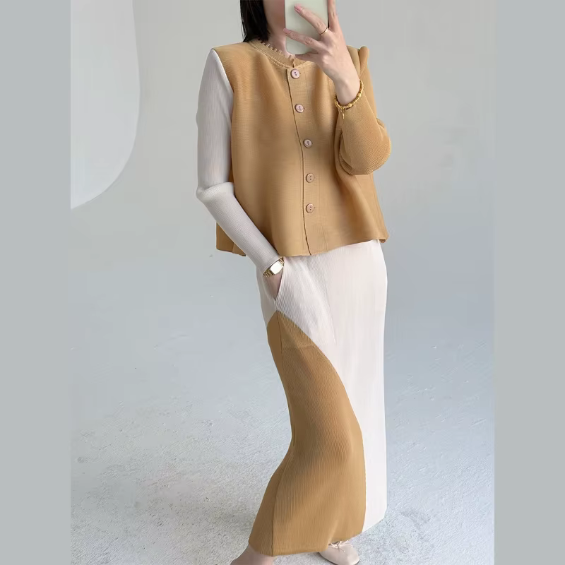Ensemble coordonné fluide chic et tendance : Gilet plissé col rond boutonné beige kaki et jupe plissée color block – Collection Quotidienne 2026