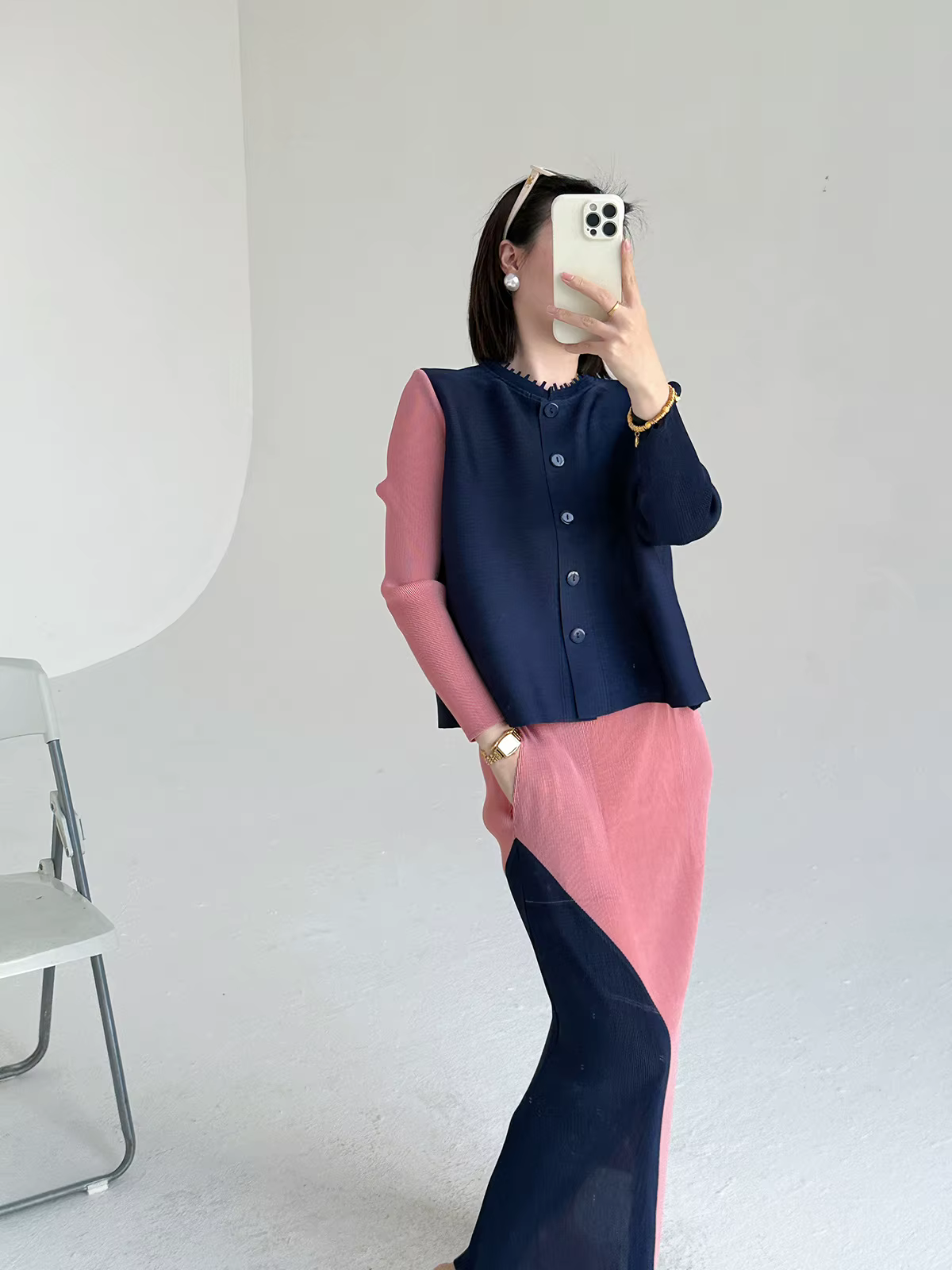 Ensemble coordonné fluide chic et tendance : Gilet plissé col rond boutonné beige kaki et jupe plissée color block – Collection Quotidienne 2026