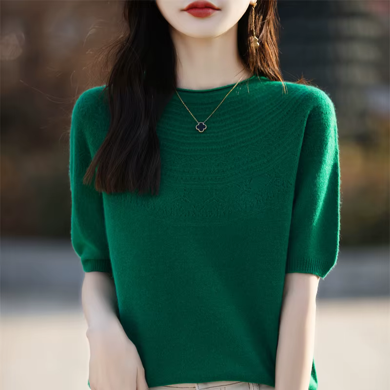 Pull en laine mérinos avec col rond et détails ajourés pour femmes, idéal pour l'automne et l'hiver, confort et élégance assurés