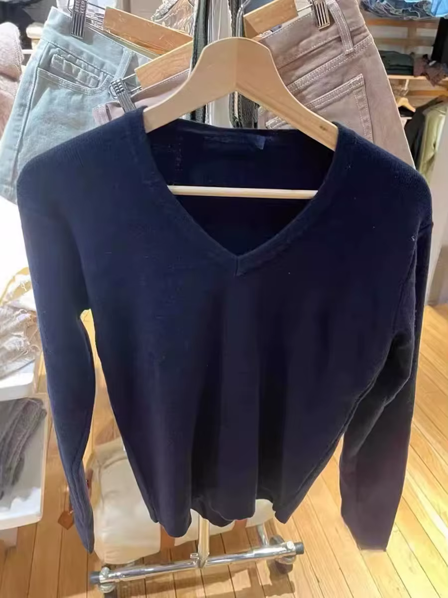 Pull vintage bleu marine à col en V pour femme