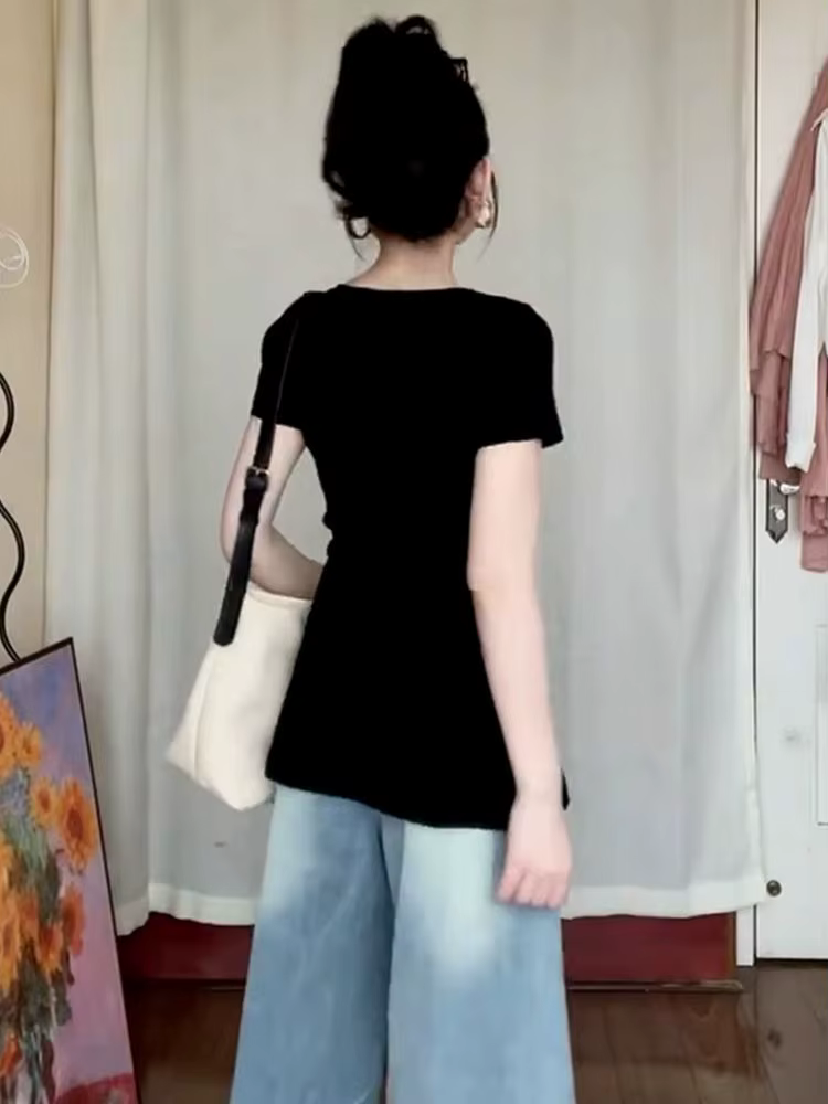 T-shirt noir à manches courtes et col carré pour femmes, nouveau Style d'été, Unique et beau, haut fendu à la taille pour femmes