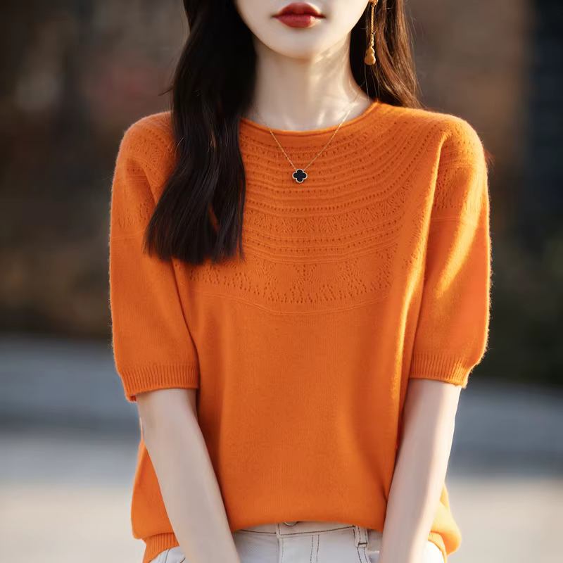 Pull en laine mérinos avec col rond et détails ajourés pour femmes, idéal pour l'automne et l'hiver, confort et élégance assurés