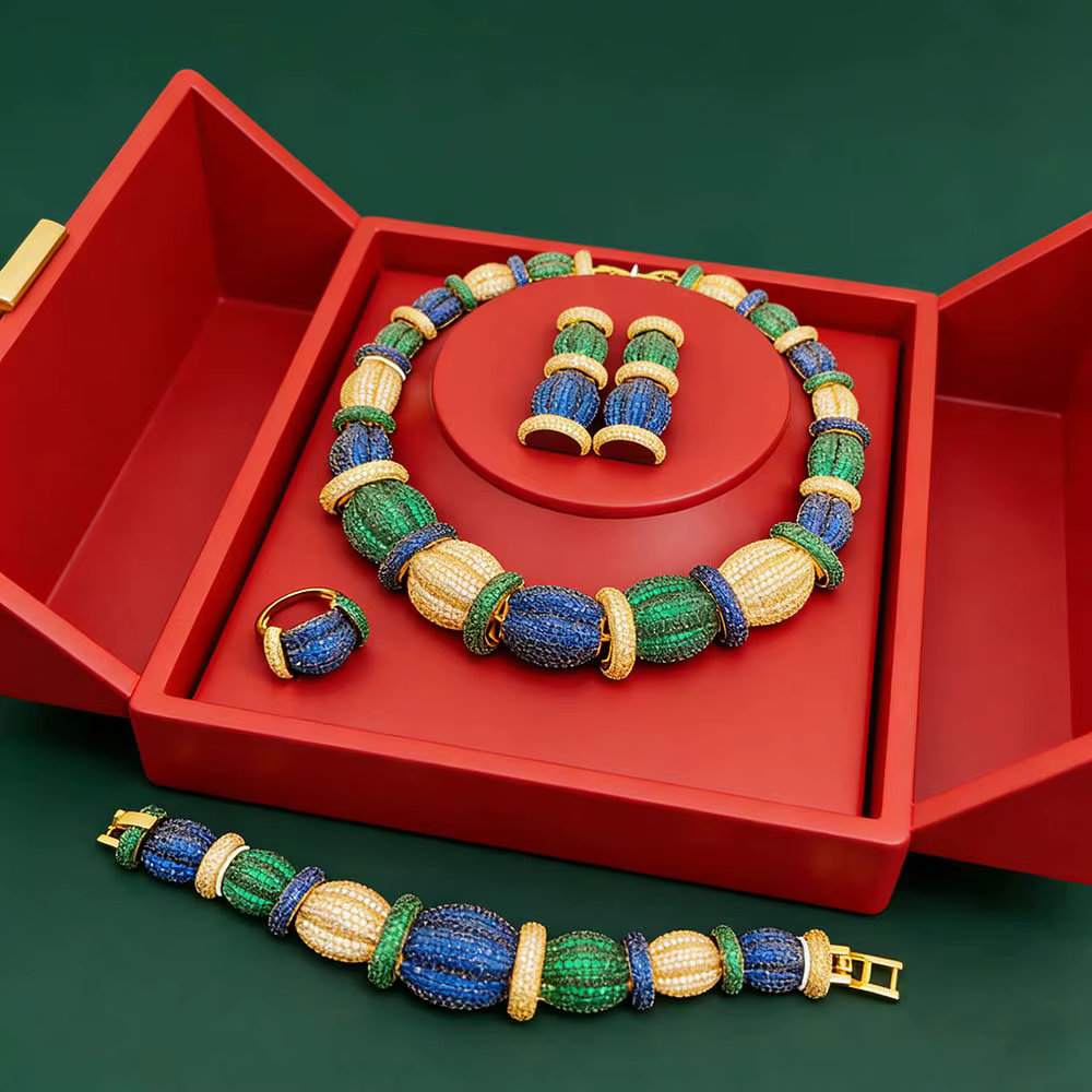 Ensemble de bijoux en maille dorée brillante de haute qualité, nouvelle mode, exquis – Collier ras du cou, boucles d'oreilles, bracelet et bague avec accents en cristal