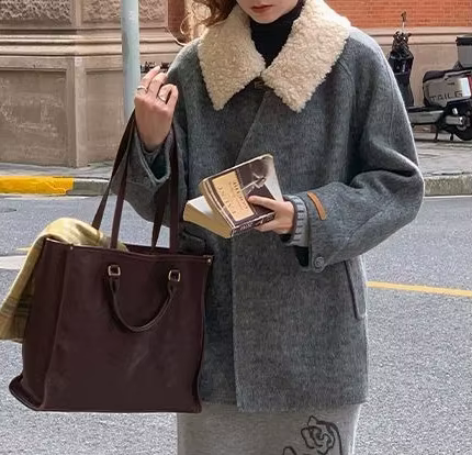 Manteau en laine à col en fourrure amovible