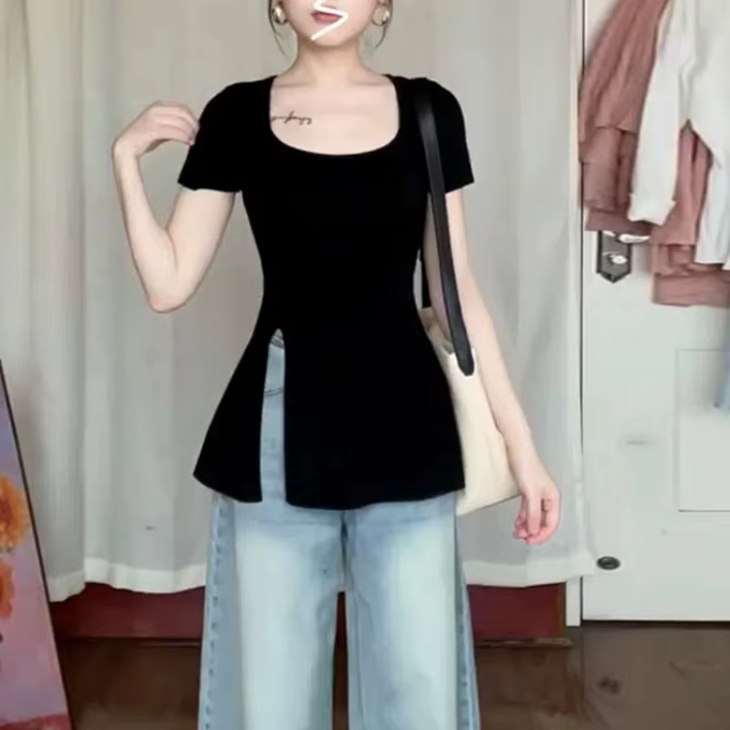 T-shirt noir à manches courtes et col carré pour femmes, nouveau Style d'été, Unique et beau, haut fendu à la taille pour femmes