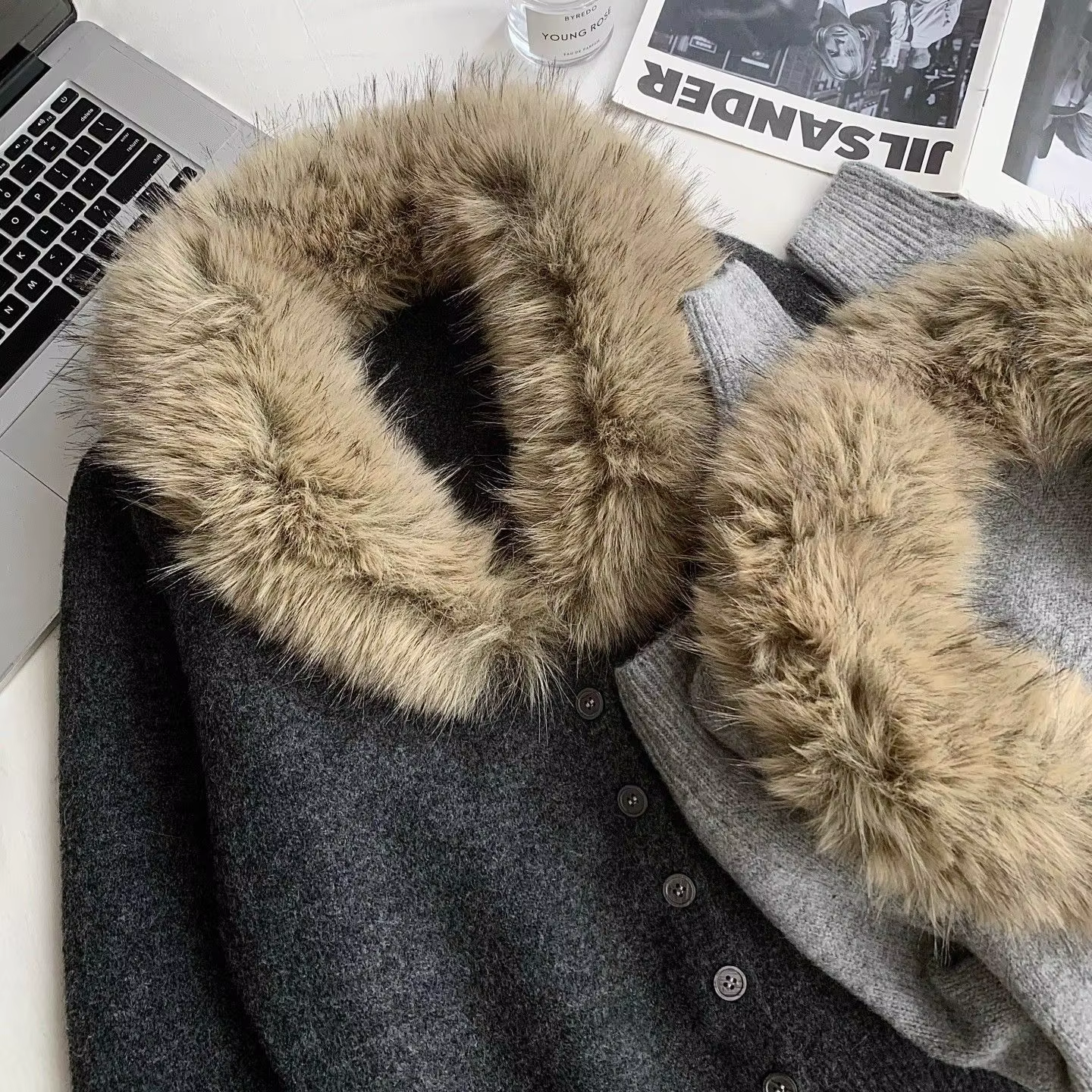 Cardigan tricoté à col en fourrure de qualité supérieure pour femme