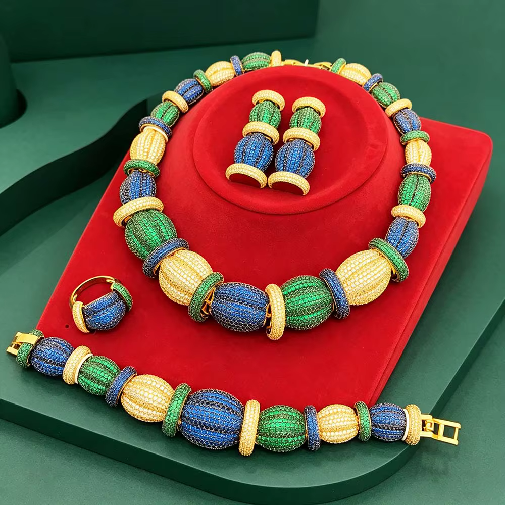 Ensemble de bijoux en maille dorée brillante de haute qualité, nouvelle mode, exquis – Collier ras du cou, boucles d'oreilles, bracelet et bague avec accents en cristal