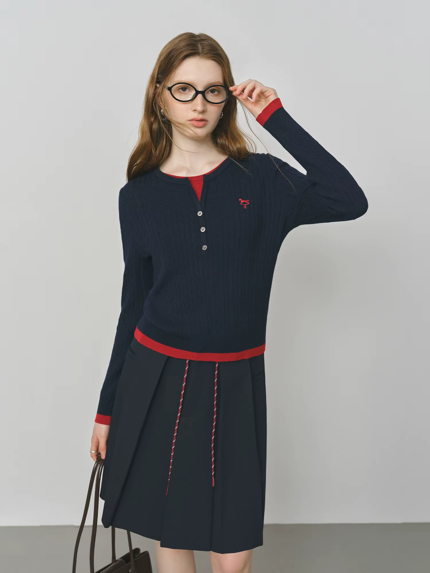 FSLE faux deux pièces Design câble tricot pull pour les femmes 2025 automne nouveau coupe ajustée brodé contraste couleur haut 25FS13297