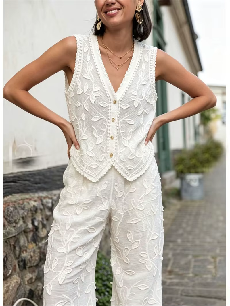 Ensemble gilet et pantalon blancs brodés en jacquard
