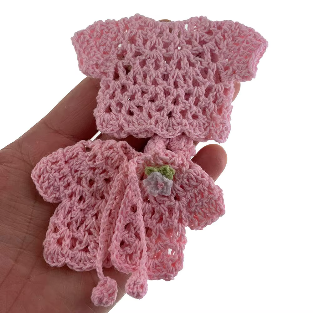 Pull en crochet l'inventaire fait à la main avec fleur