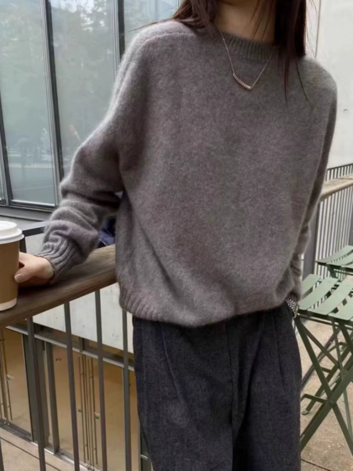 Pull à col roulé en pur cachemire pour femme, coupe ample, saison automne-hiver, confort luxueux et élégant à offrir pour les occasions spéciales