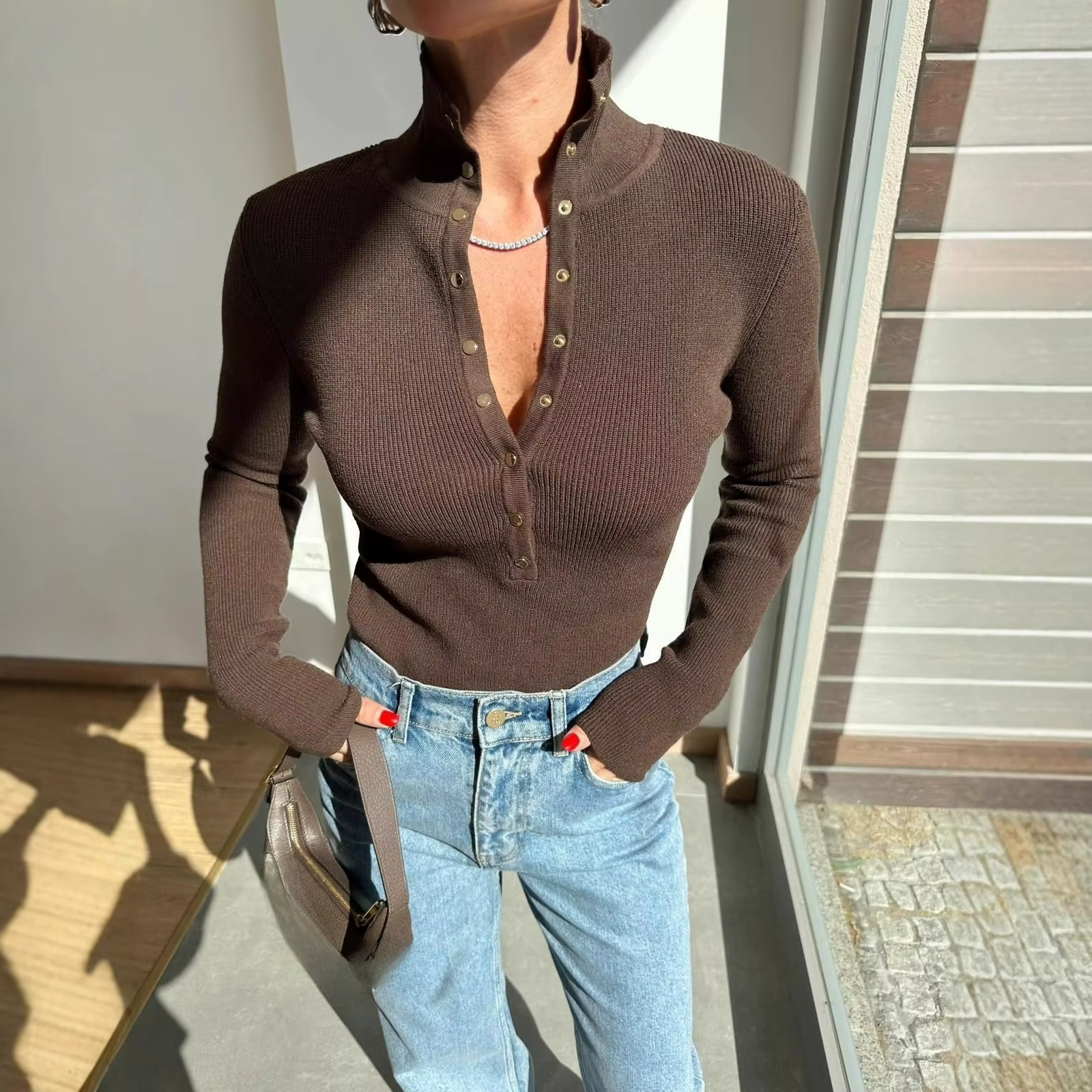 Pull tricoté à col haut et boutons en métal pour femme