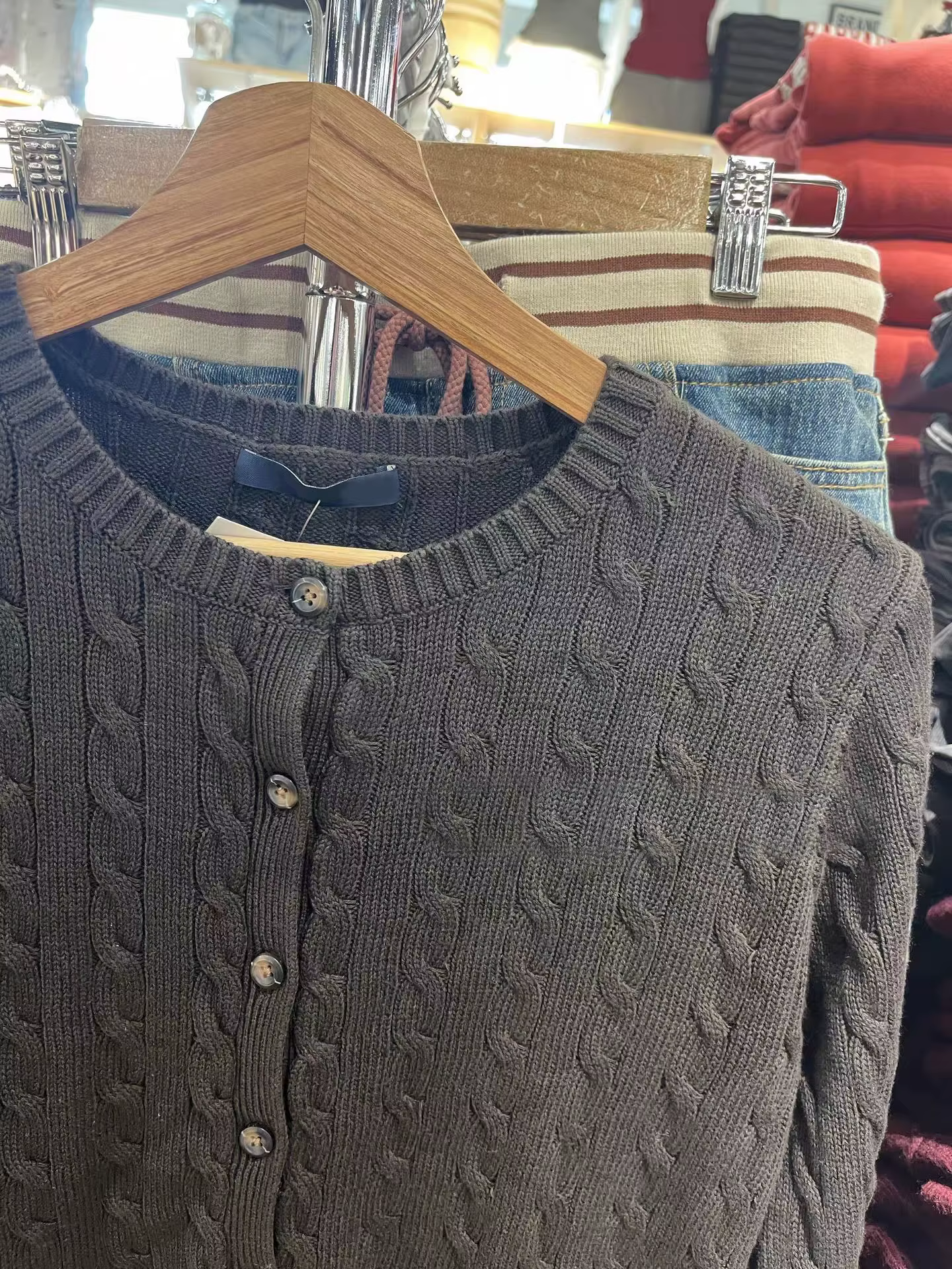 Cardigan à fleurs torsadées