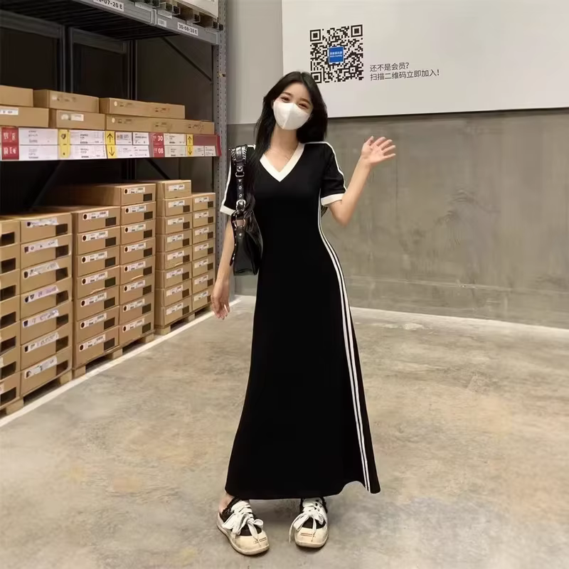 Robe longue élégante à col montant et col en V, manches courtes, style français, nouvelle collection Printemps-Été 2026, taille ajustée