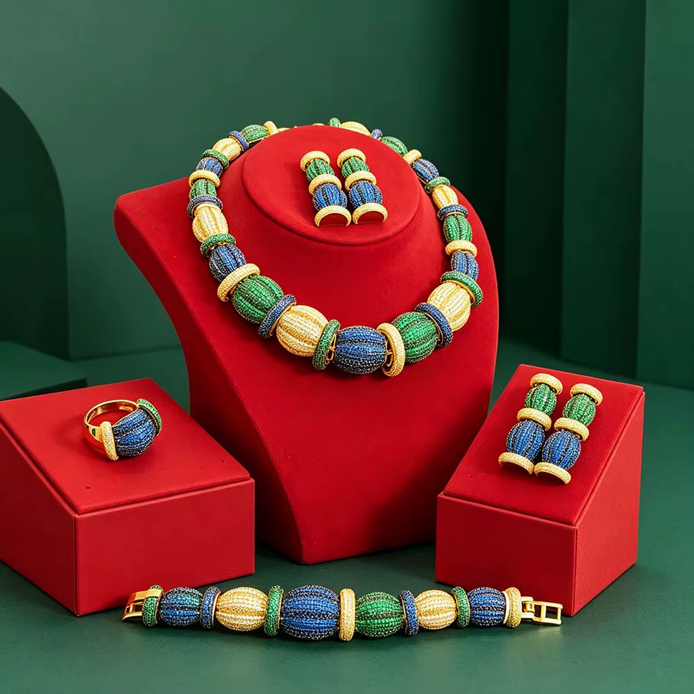 Ensemble de bijoux en maille dorée brillante de haute qualité, nouvelle mode, exquis – Collier ras du cou, boucles d'oreilles, bracelet et bague avec accents en cristal