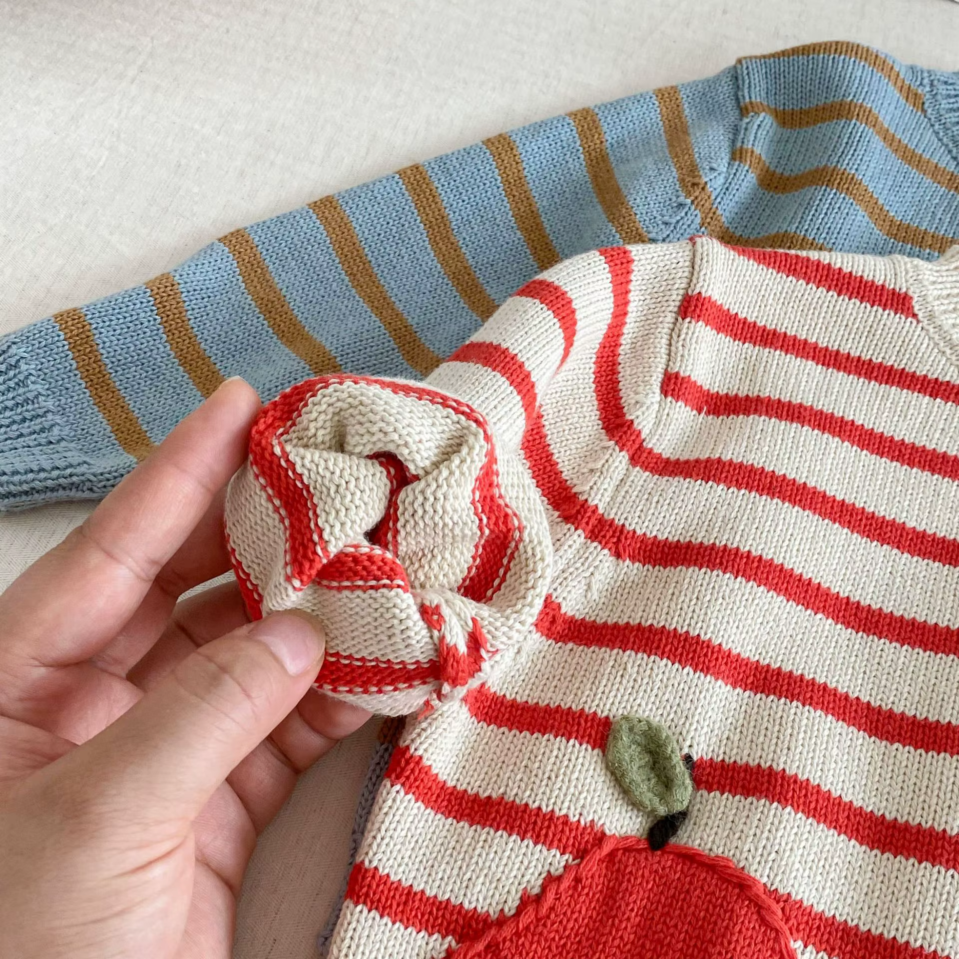 Enfants tricoté Cardigan 2025 automne coréen mignon filles rayé chandails manteau bébé garçons tricots de style décontracté pull Cardigans