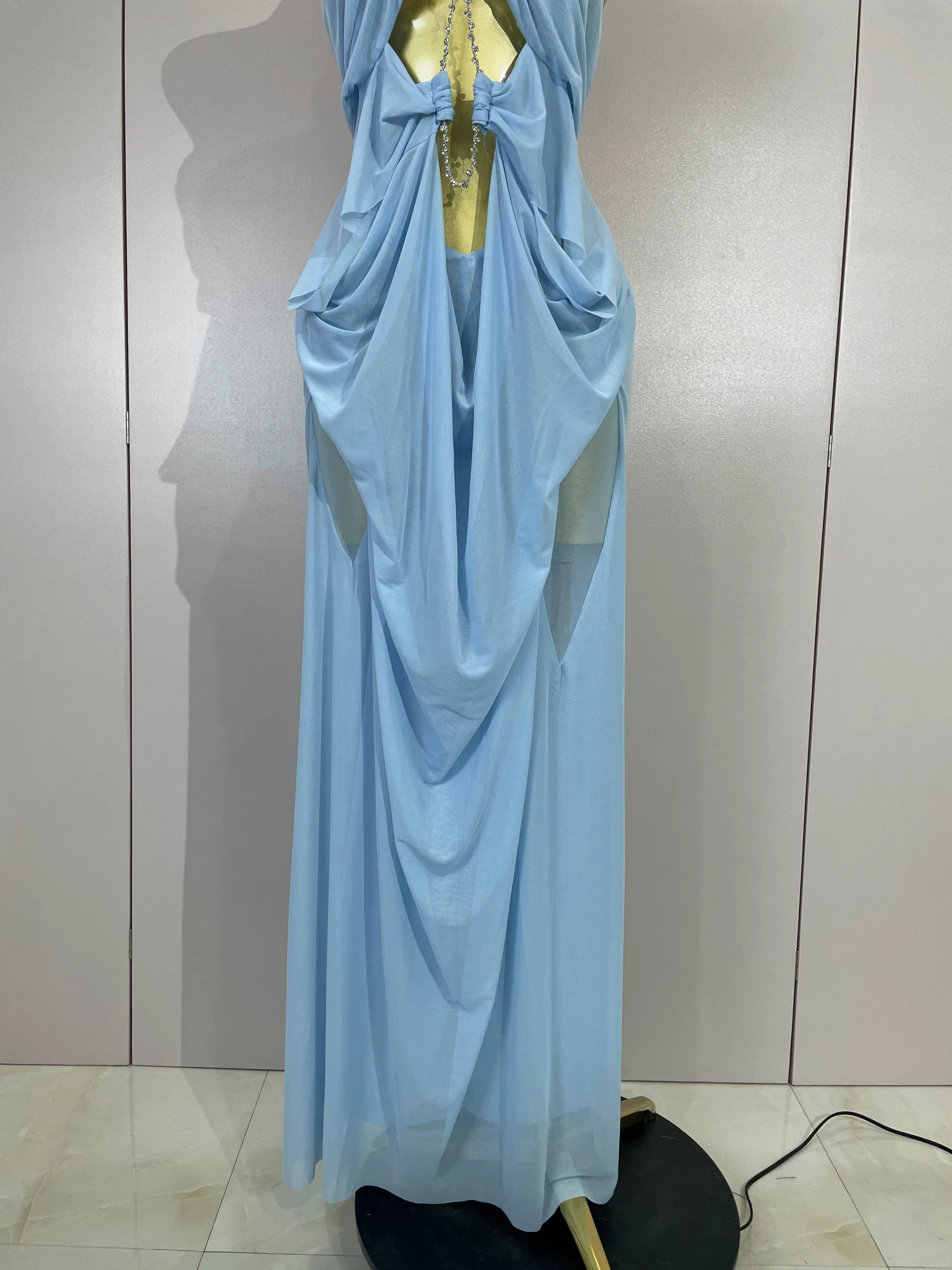 Robe longue élégante et luxueuse en maille transparente, sexy, à col halter, dos nu, sans manches, pour femmes, pour club, soirée, bal, vacances