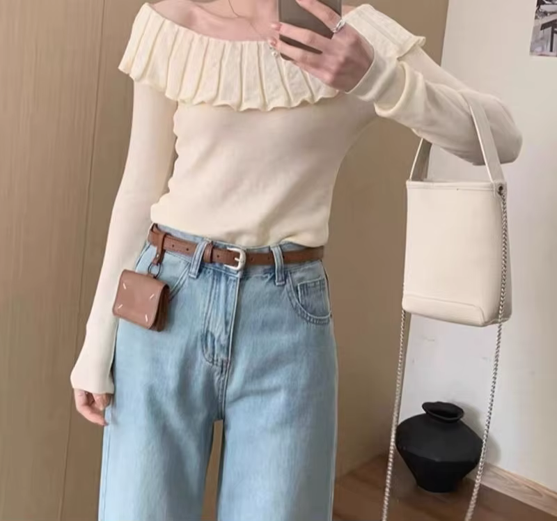 Pull tricoté asymétrique à col Claudine et bord à volants pour femme