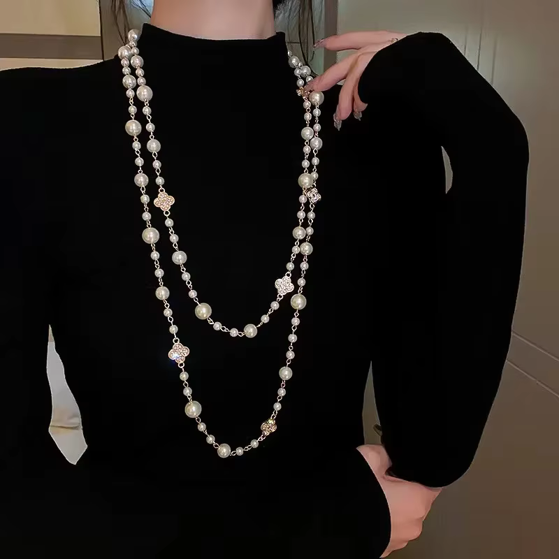 Longue chaîne de pull en perles, Design rétro à la mode avec fleurs à cinq pétales, bijoux assortis d'automne et d'hiver, offre spéciale