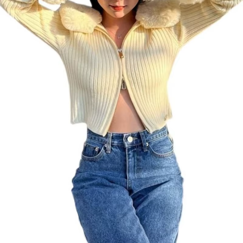 Nouveau pull en tricot coupe cintrée pour fille de style universitaire avec col en fourrure et conception à double fermeture éclair pour la chaleur.