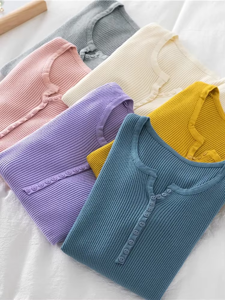 Pull à col en V et boutons pour femme