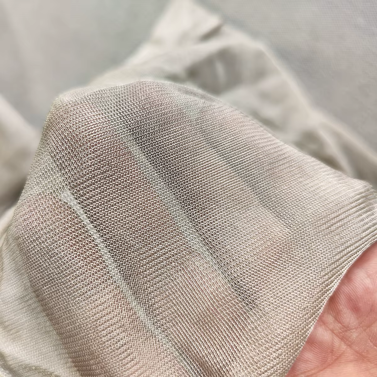 Réduisez les EMF avec le tissu en fibre d'argent pur, protégez votre environnement des radiations WiFi, des compteurs intelligents et des signaux des antennes cellulaires.