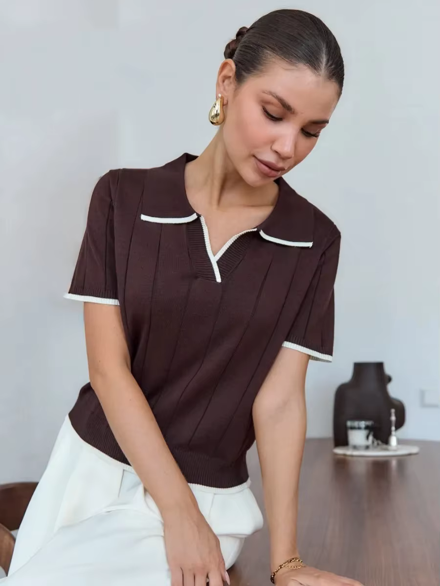 Polo en tricot marron à bordure blanche contrastante pour femme