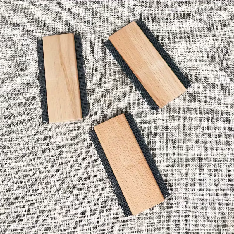 Peignes manuels anti-bouloches pour pulls