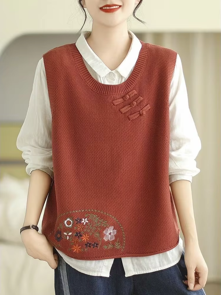 Gilet en tricot pour femmes, col rond, coupe ample, style vintage, brodé, pour automne-hiver, à offrir pour femme, pour occasions spéciales ``` 这段HTML页面设计旨在通过描述产品的魅力、舒适度和多功能性来激发顾客的兴趣,并提供了关于如何保养以及适合各种场合的建议,从而提升购买意愿。