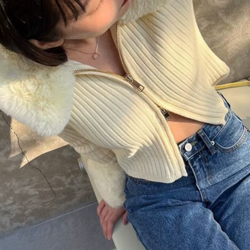 Nouveau pull en tricot coupe cintrée pour fille de style universitaire avec col en fourrure et conception à double fermeture éclair pour la chaleur.