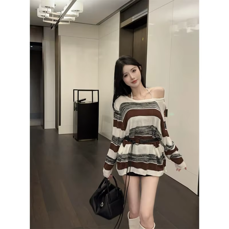 Pull oversize à épaules dénudées rayé marron et blanc pour femme avec ceinture