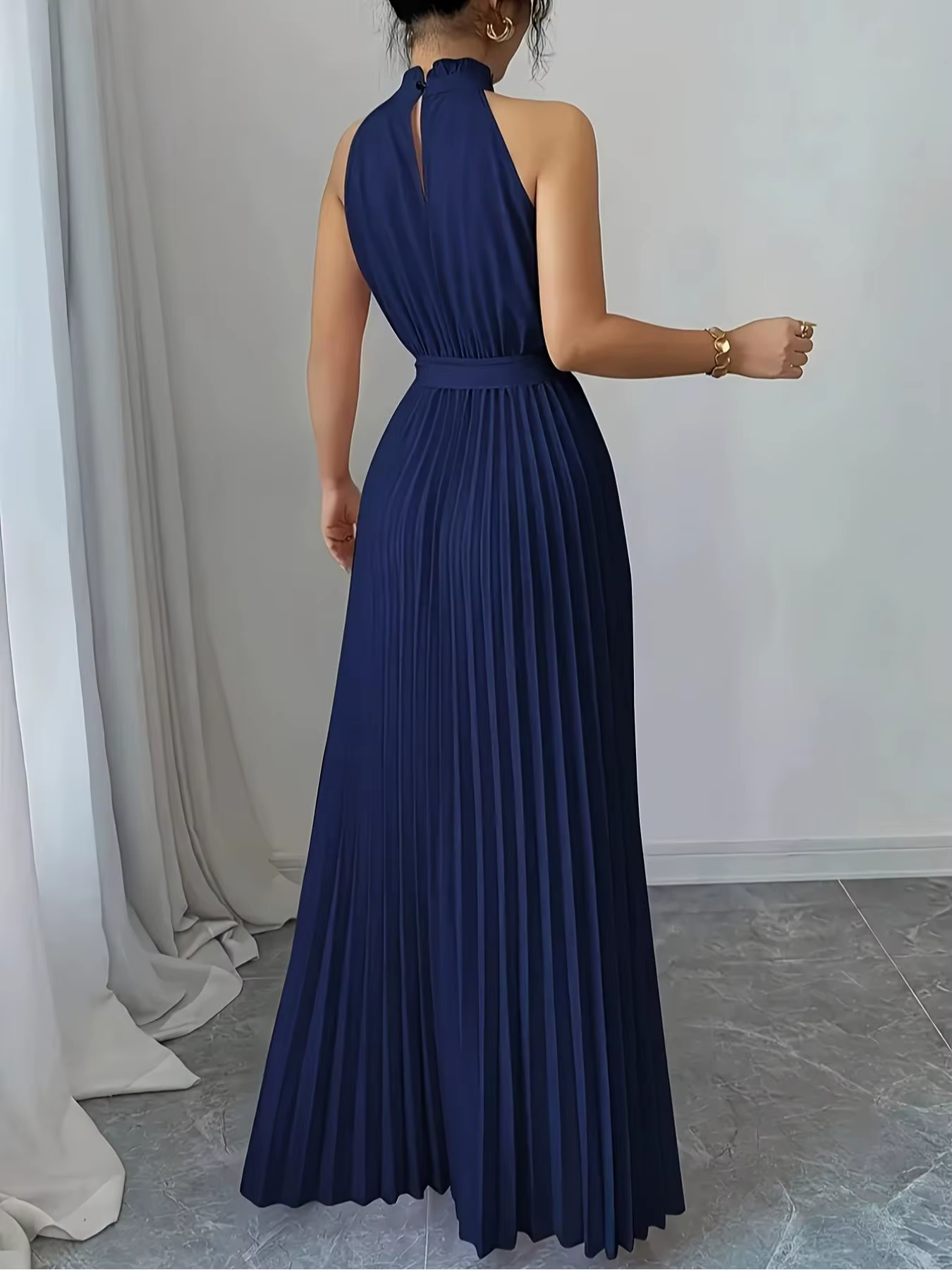Robe élégante à col halter et épaules dénudées pour femme, mode estivale, longue et ample, effet froissé, avec ceinture à nouer à la taille