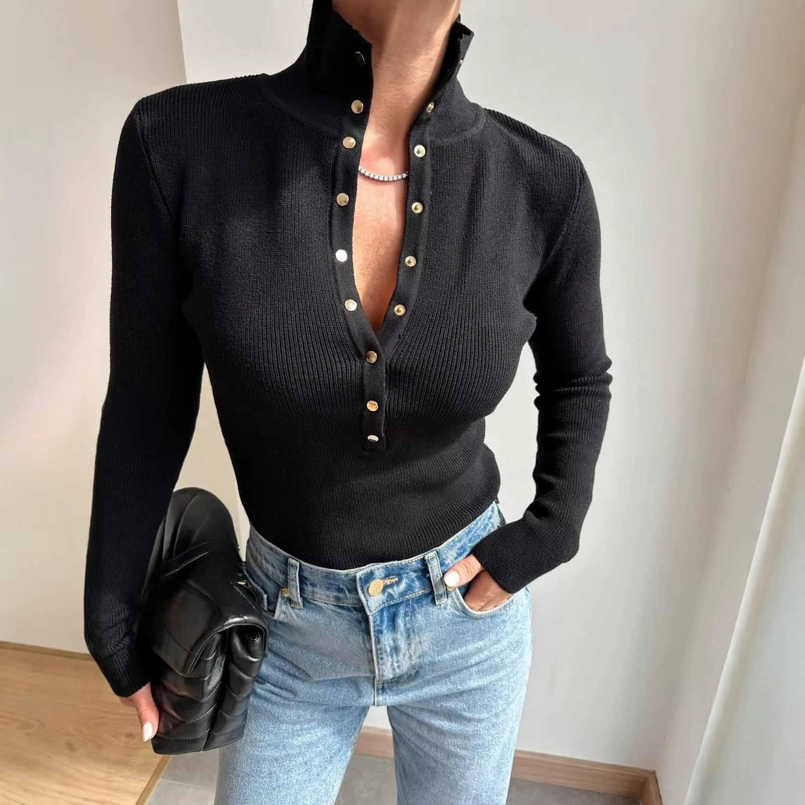 Pull tricoté à col haut et boutons en métal pour femme
