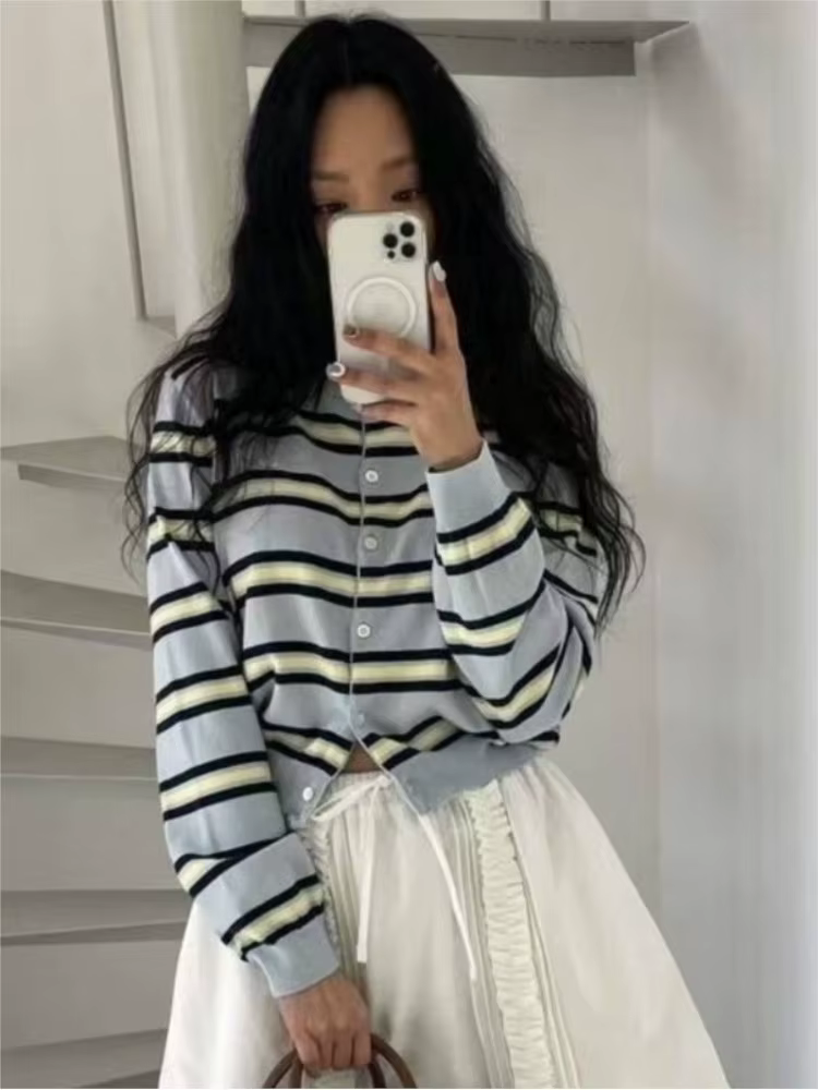 Cardigan tricoté à rayures classiques pour femmes