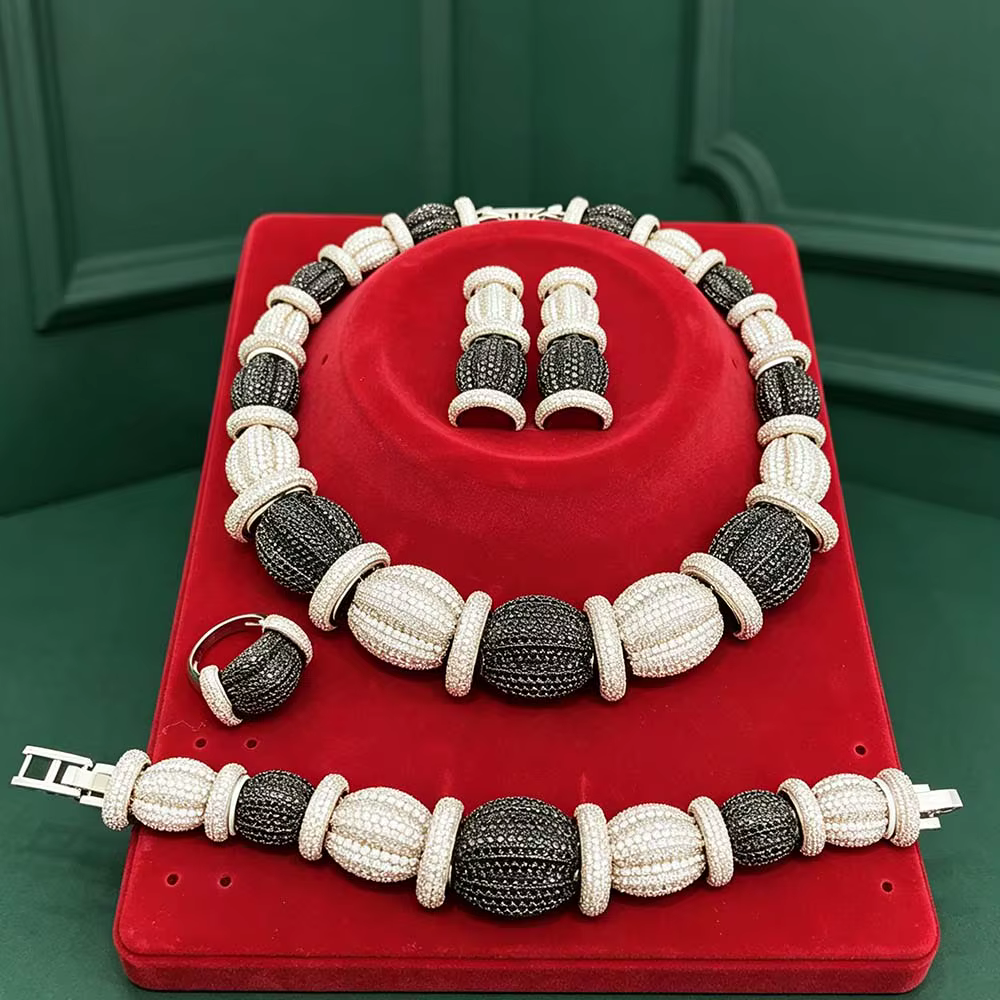 Ensemble de bijoux en maille dorée brillante de haute qualité, nouvelle mode, exquis – Collier ras du cou, boucles d'oreilles, bracelet et bague avec accents en cristal