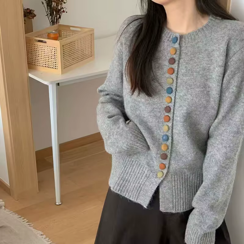 Cardigan tricoté à manches longues pour femmes dans un style coloré à bouton unique