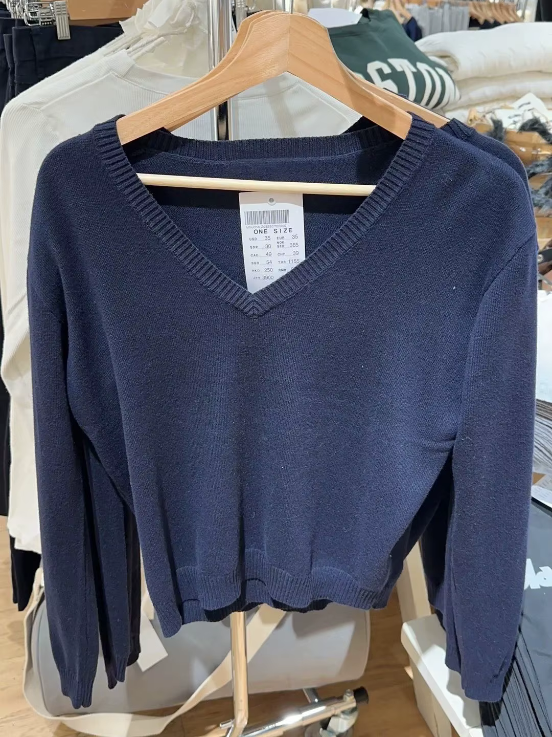 Pull en coton bleu marine pour femmes, col en V, style vintage et moderne pour sorties nocturnes et occasions spéciales ``` 这段HTML内容按照要求进行了格式化，并且在保持简洁的同时，尽可能地利用了产品特性来激发顾客的购买欲望。最后一行使用了SEO优化的标题，包含关键词和自然语言表达，吸引潜在买家的同时也符合SEO的最佳实践。