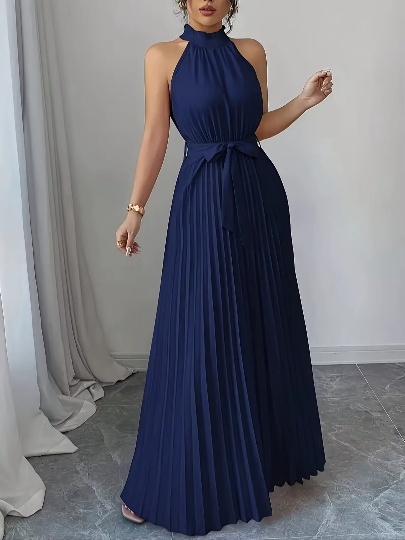Robe élégante à col halter et épaules dénudées pour femme, mode estivale, longue et ample, effet froissé, avec ceinture à nouer à la taille