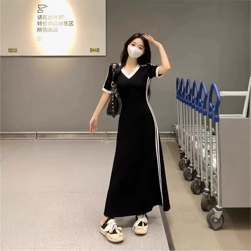 Robe longue élégante à col montant et col en V, manches courtes, style français, nouvelle collection Printemps-Été 2026, taille ajustée
