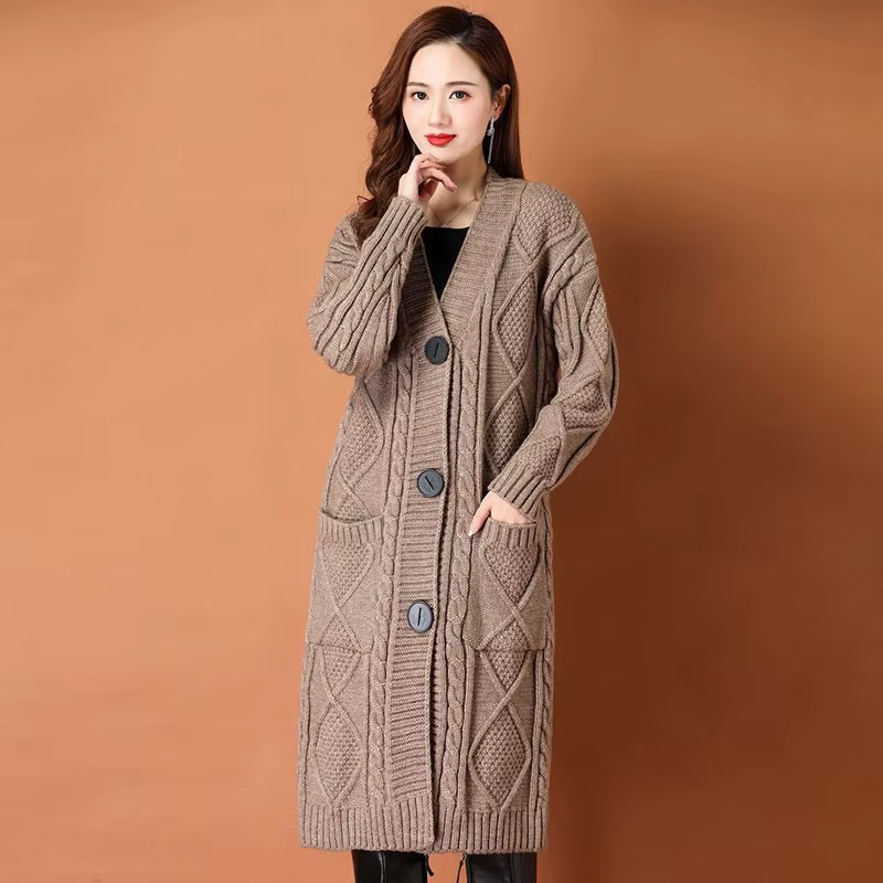 Cardigan en tricot torsadé épais à manches longues avec capuche et poches