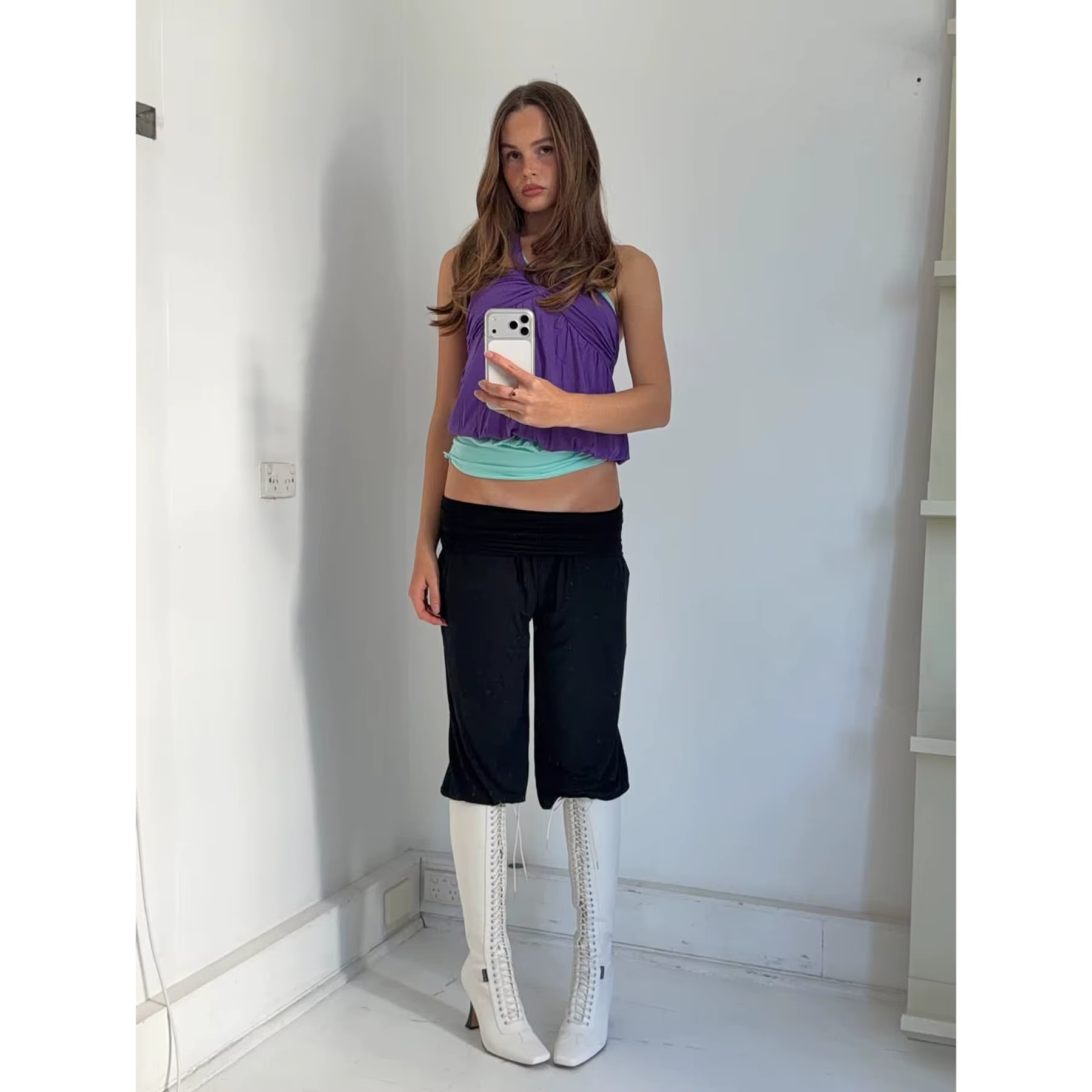 Haut jaune Niihai à col halter avec design plissé en V et gilet dos nu violet à lacets tressés